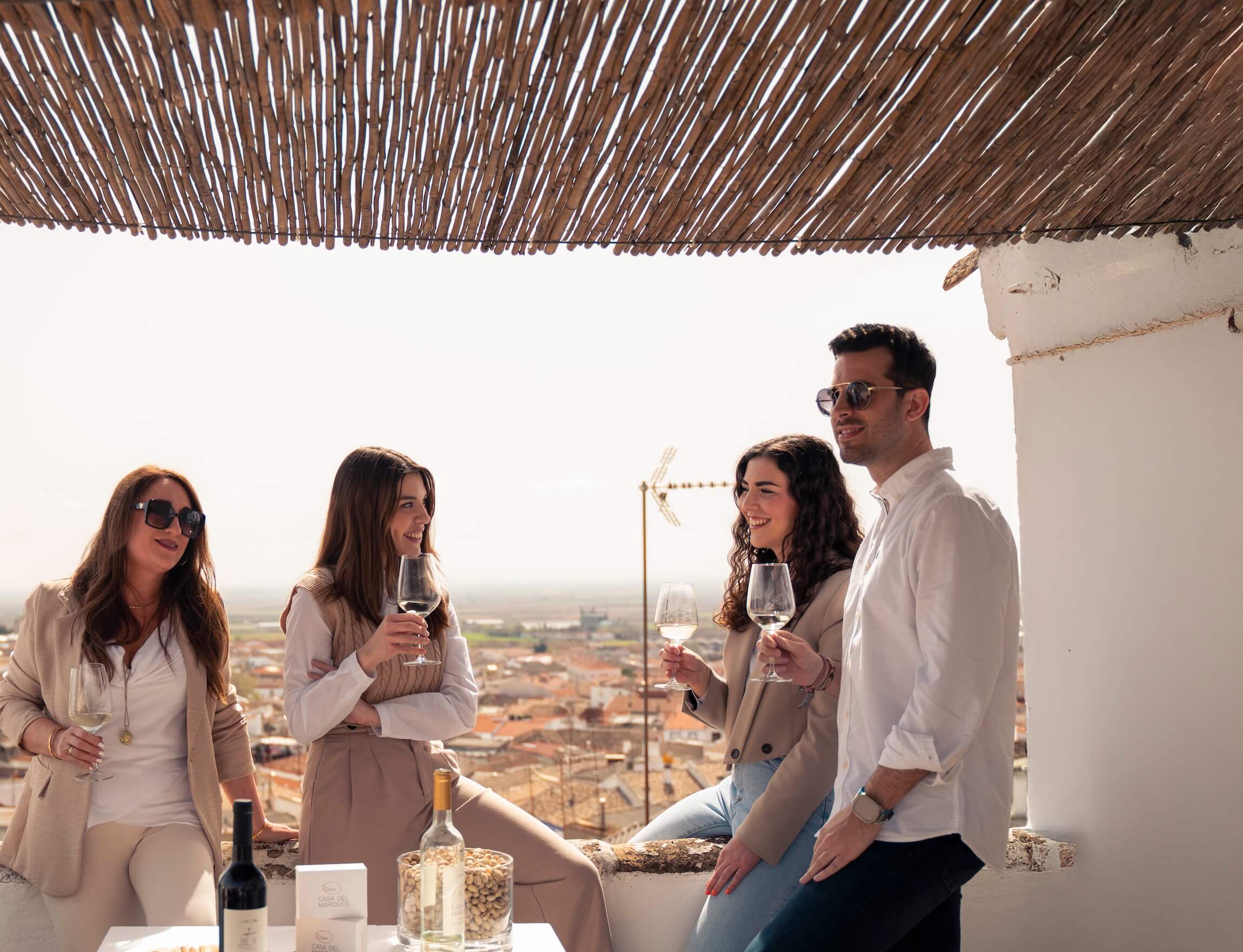Gente sujetando una copa de vino Casa Del Marques